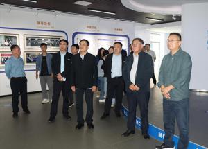 省工業(yè)和信息化廳二級巡視員王高潮一行現場(chǎng)觀(guān)摩麥斯克電子數字化改造項目成效